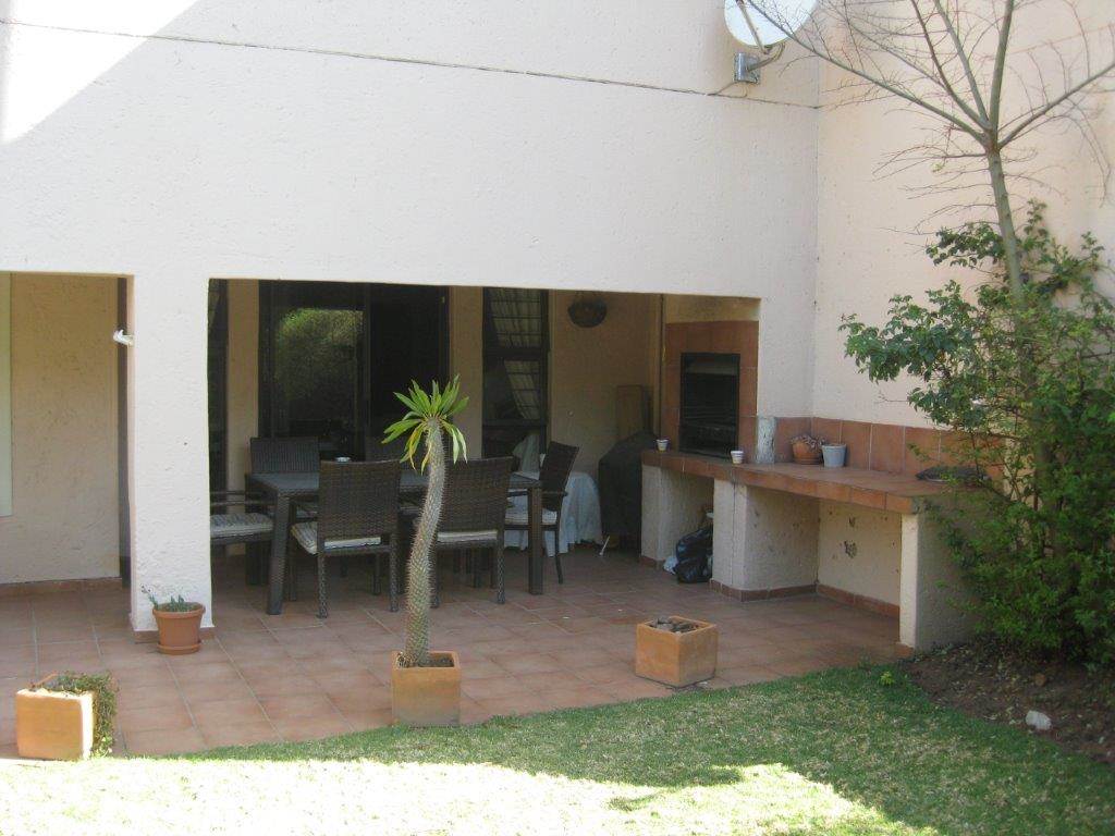 2 Bed Townhouse in Bryanston photo number 14