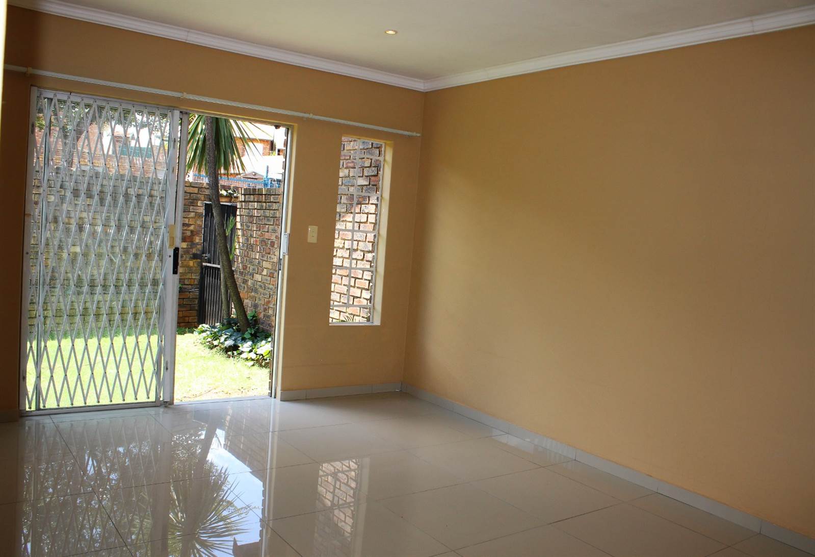 2 Bed Townhouse in Highveld photo number 12