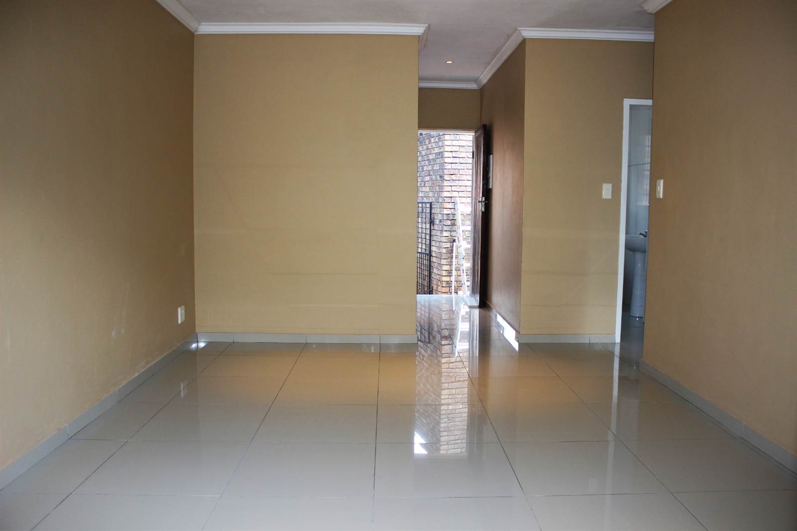 2 Bed Townhouse in Highveld photo number 11