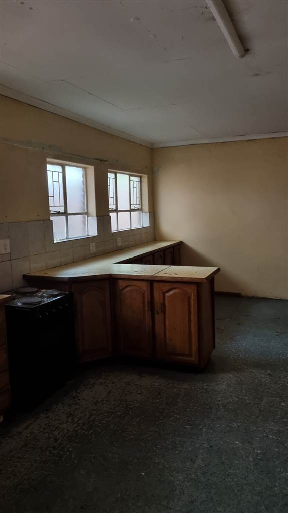 27 Bed House in Potchefstroom Central photo number 5