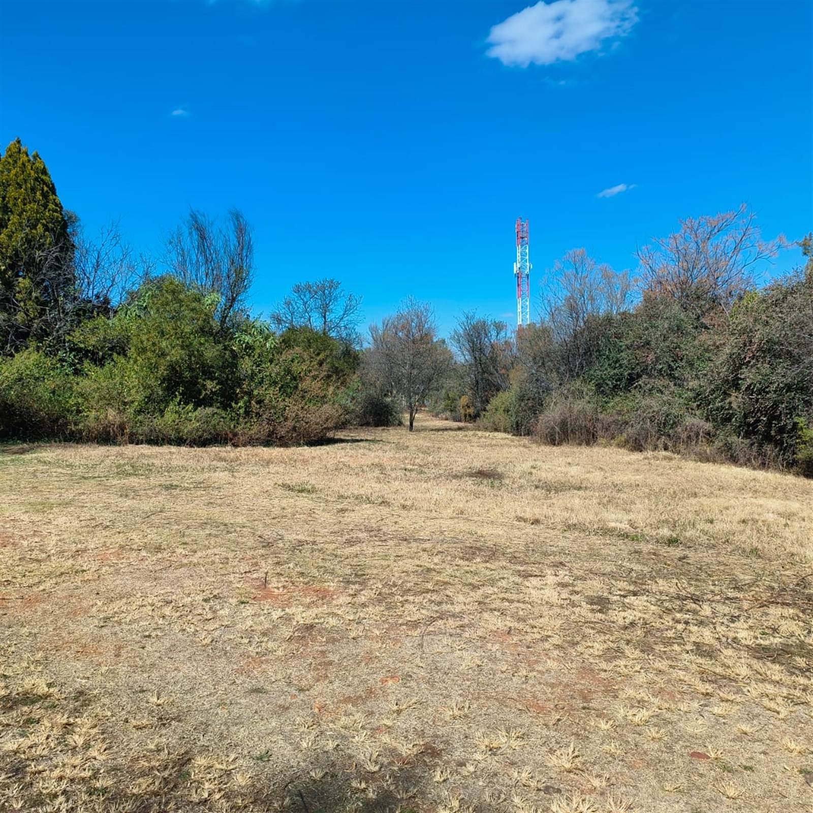 8567 m² Land available in Die Hoewes photo number 1