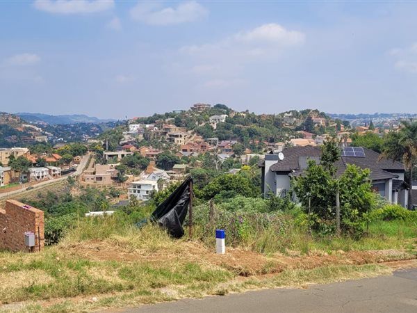 1800 m² Land available in Bassonia