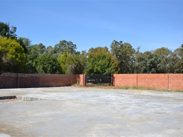 1 038 m² Land