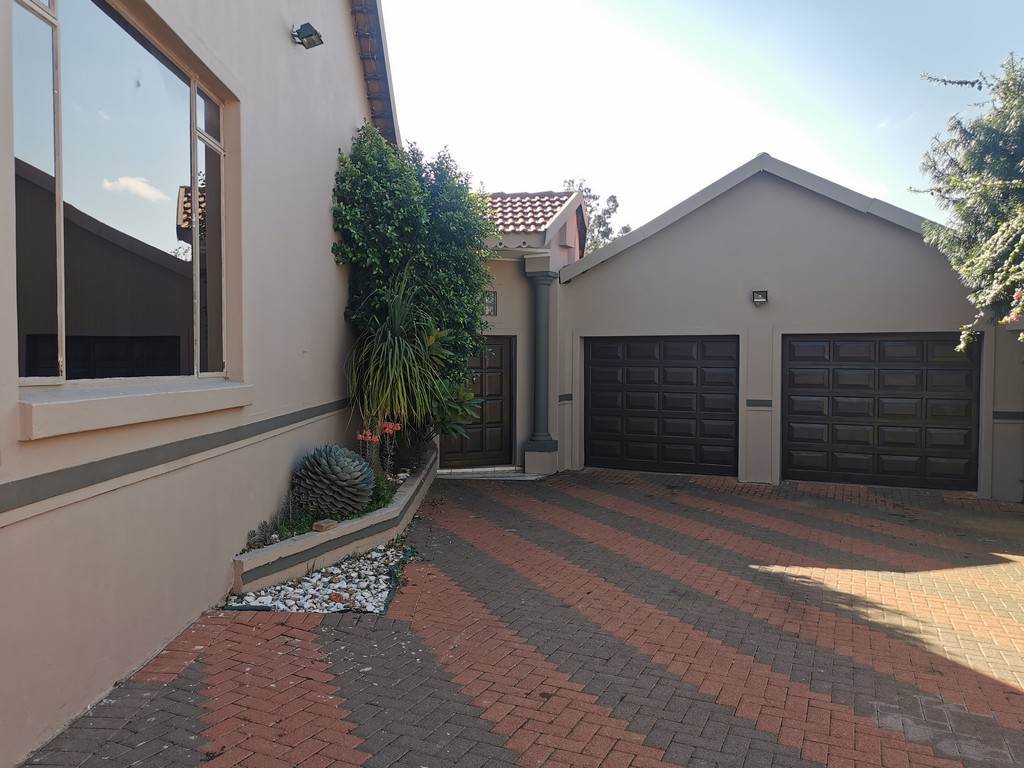 6 Bed House in Highveld Park photo number 3