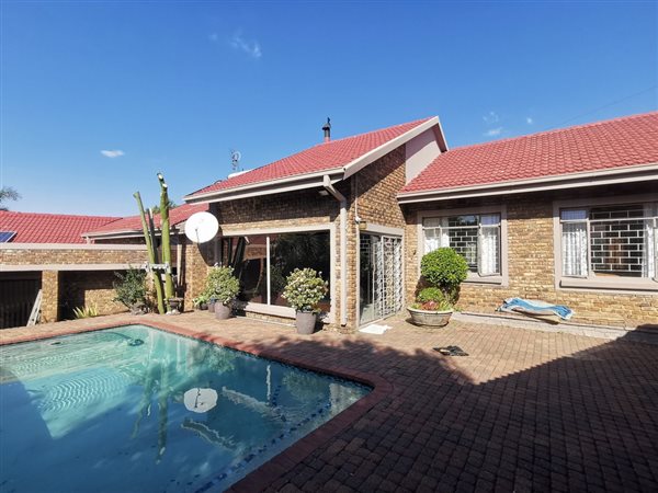 6 Bed House in Highveld Park