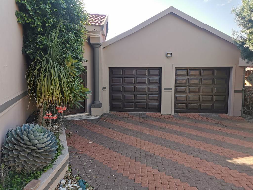 6 Bed House in Highveld Park photo number 2
