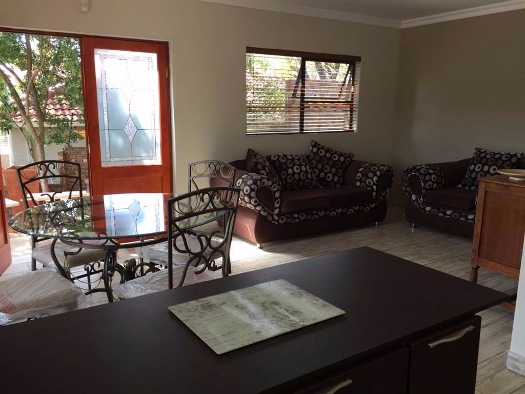 2 Bed House in Waterkloof Heights photo number 3