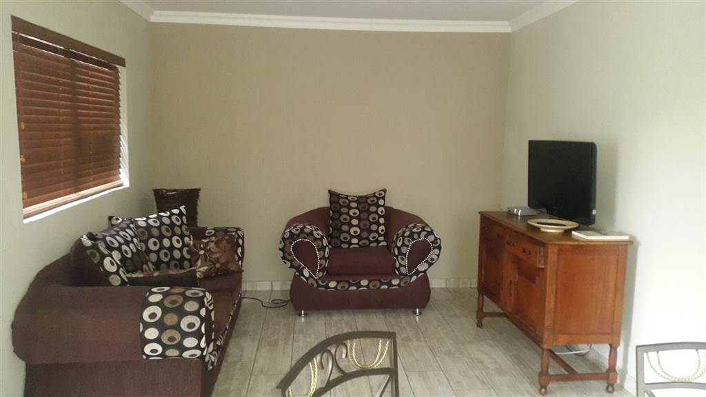 2 Bed House in Waterkloof Heights photo number 4