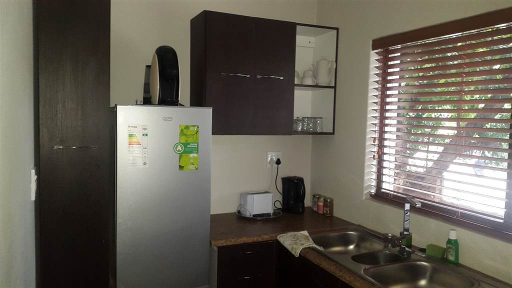 2 Bed House in Waterkloof Heights photo number 6
