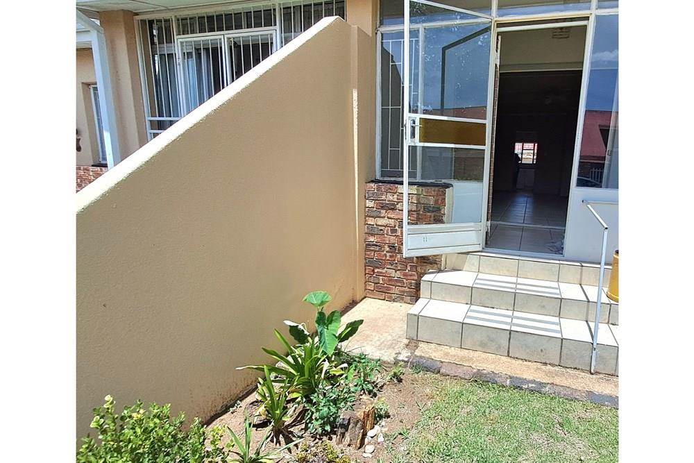 2 Bed Townhouse in Parys photo number 14