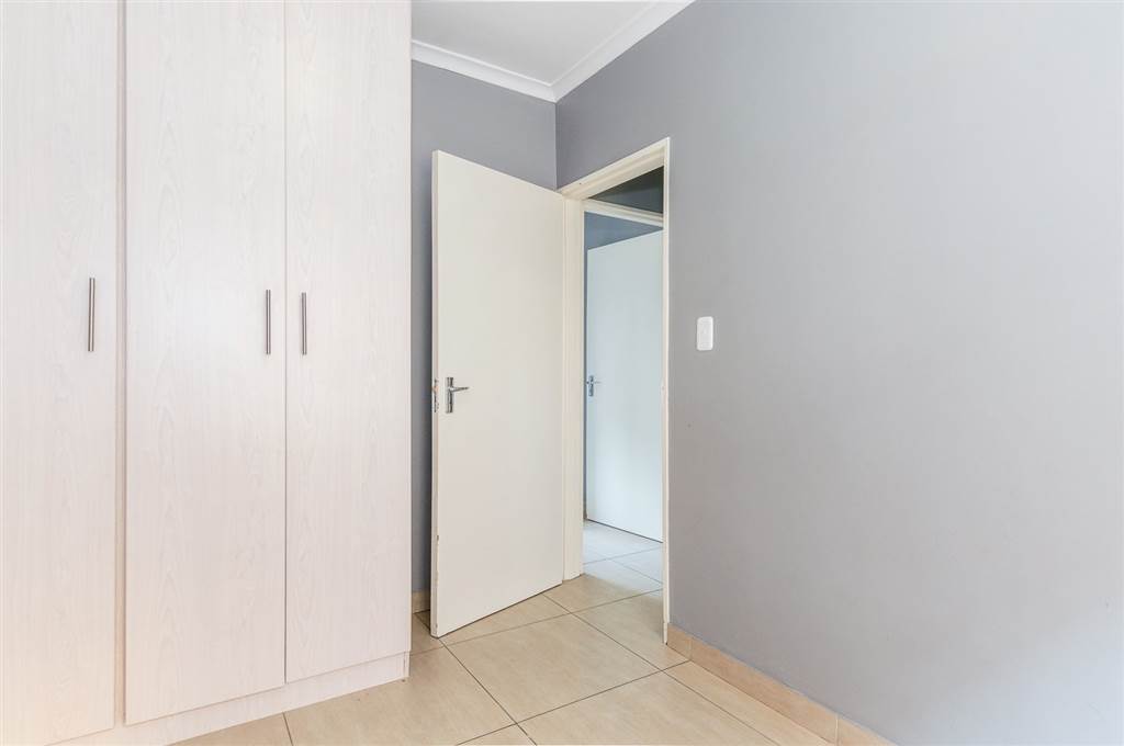 2 Bed Apartment in Oakglen photo number 8