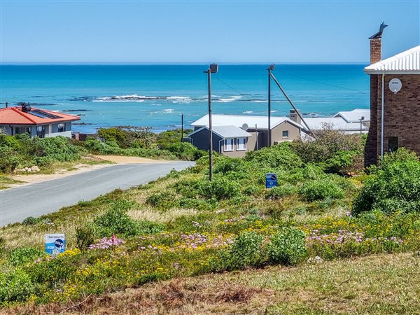 647 m² Land available in Suiderstrand