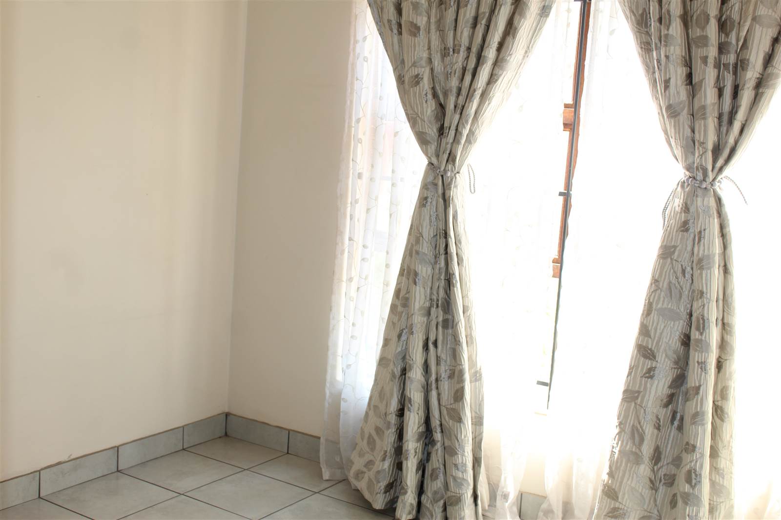 2 Bed Townhouse in Hartbeespoort Dam photo number 8