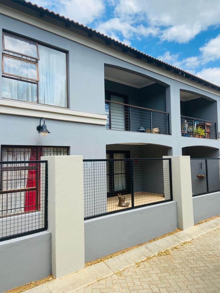 2 Bed Townhouse in Hartbeespoort Dam photo number 1