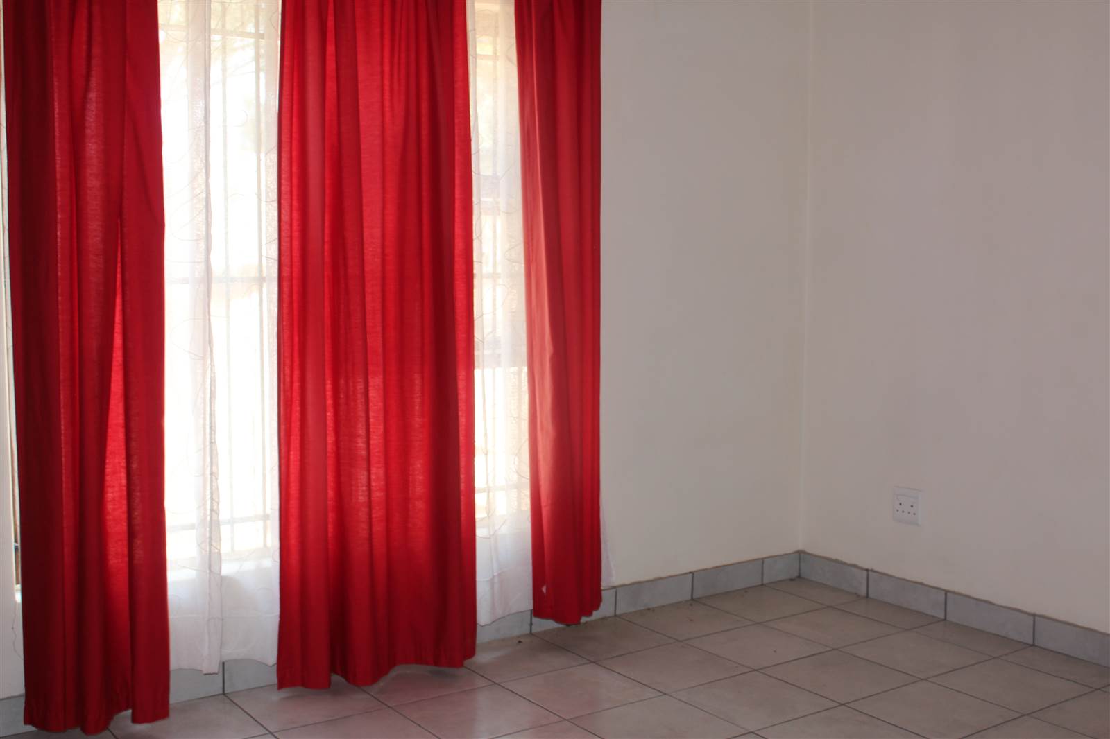 2 Bed Townhouse in Hartbeespoort Dam photo number 9