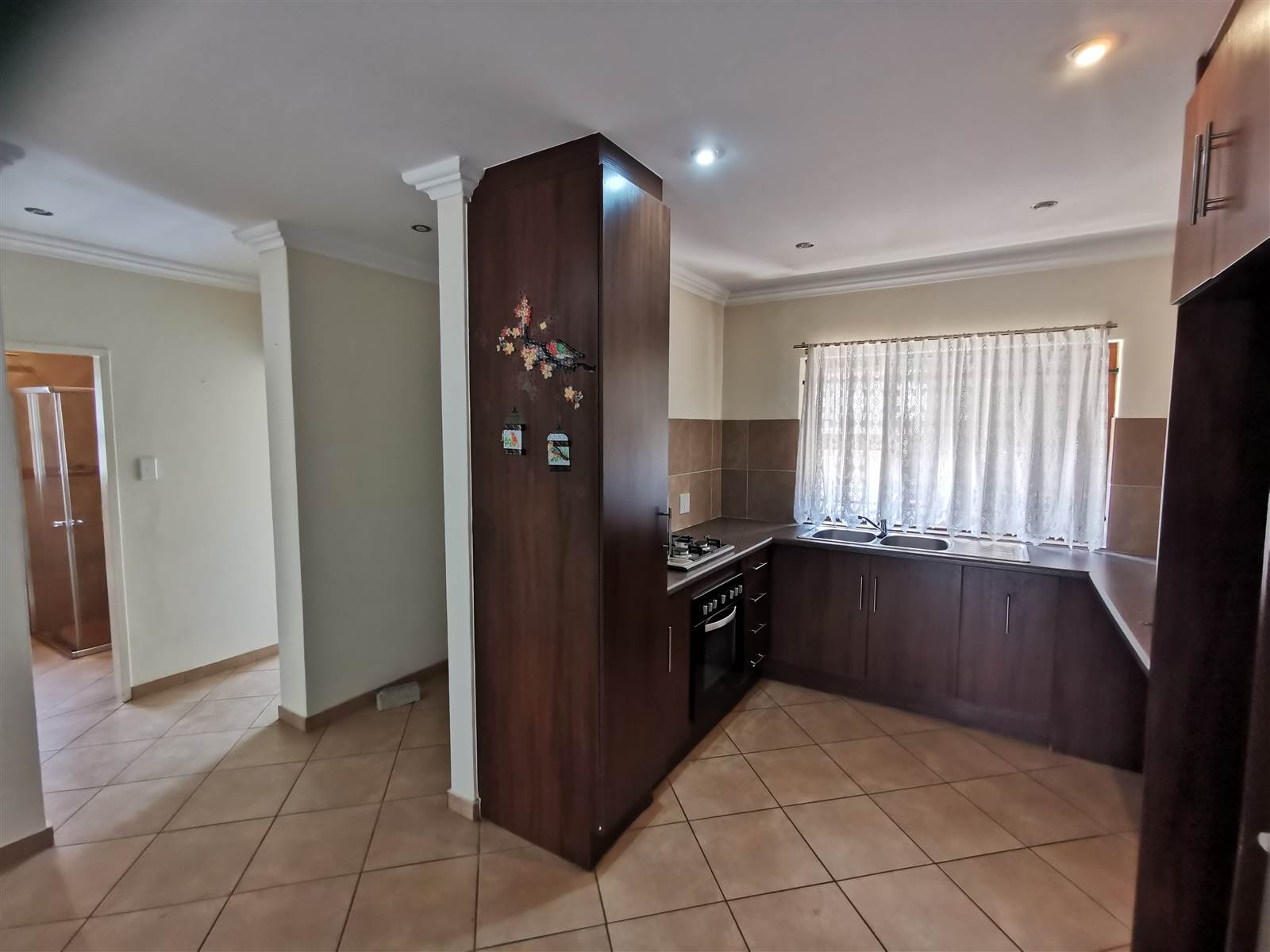2 Bed Townhouse in Hartbeespoort Dam photo number 2