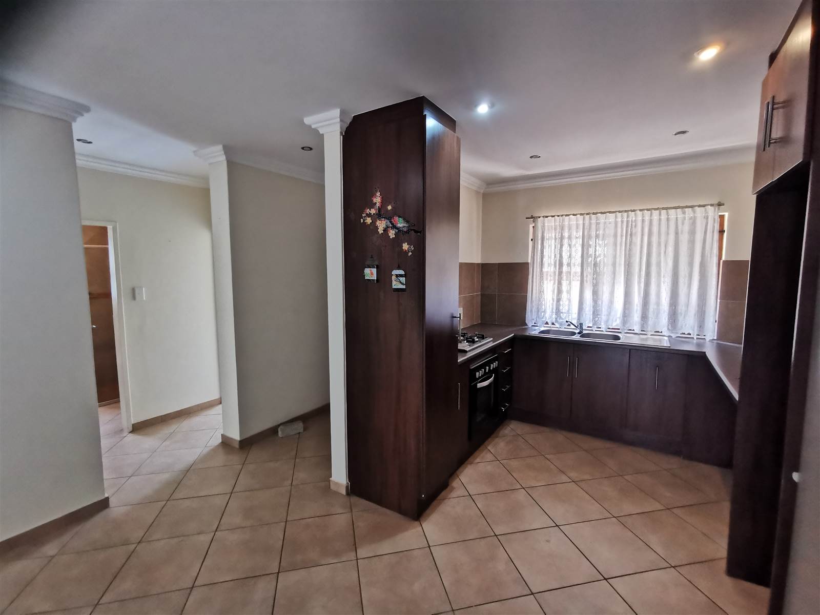 2 Bed Townhouse in Hartbeespoort Dam photo number 3
