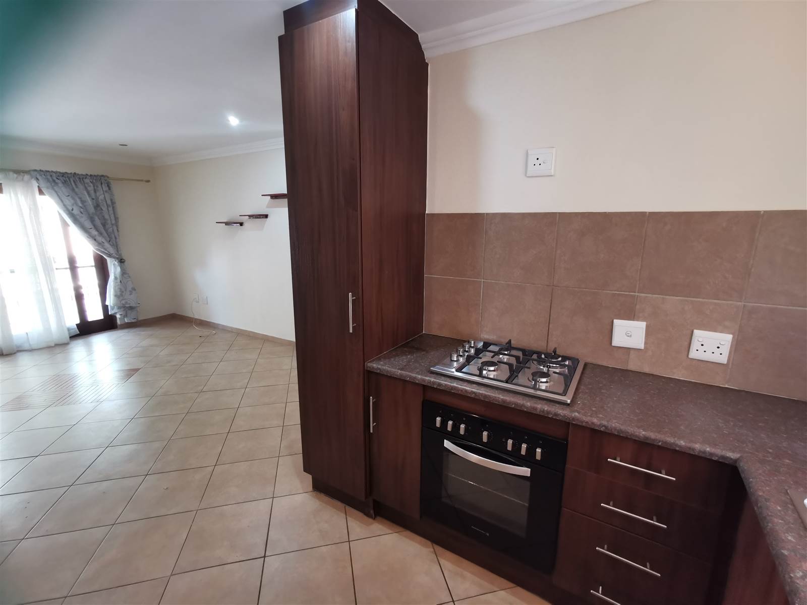 2 Bed Townhouse in Hartbeespoort Dam photo number 5