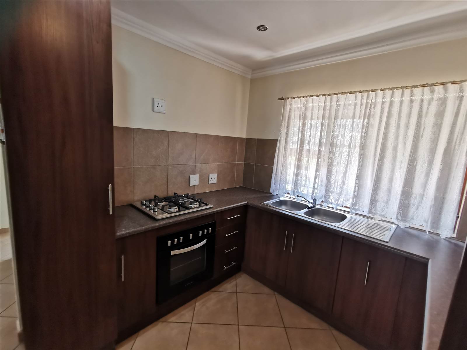 2 Bed Townhouse in Hartbeespoort Dam photo number 4