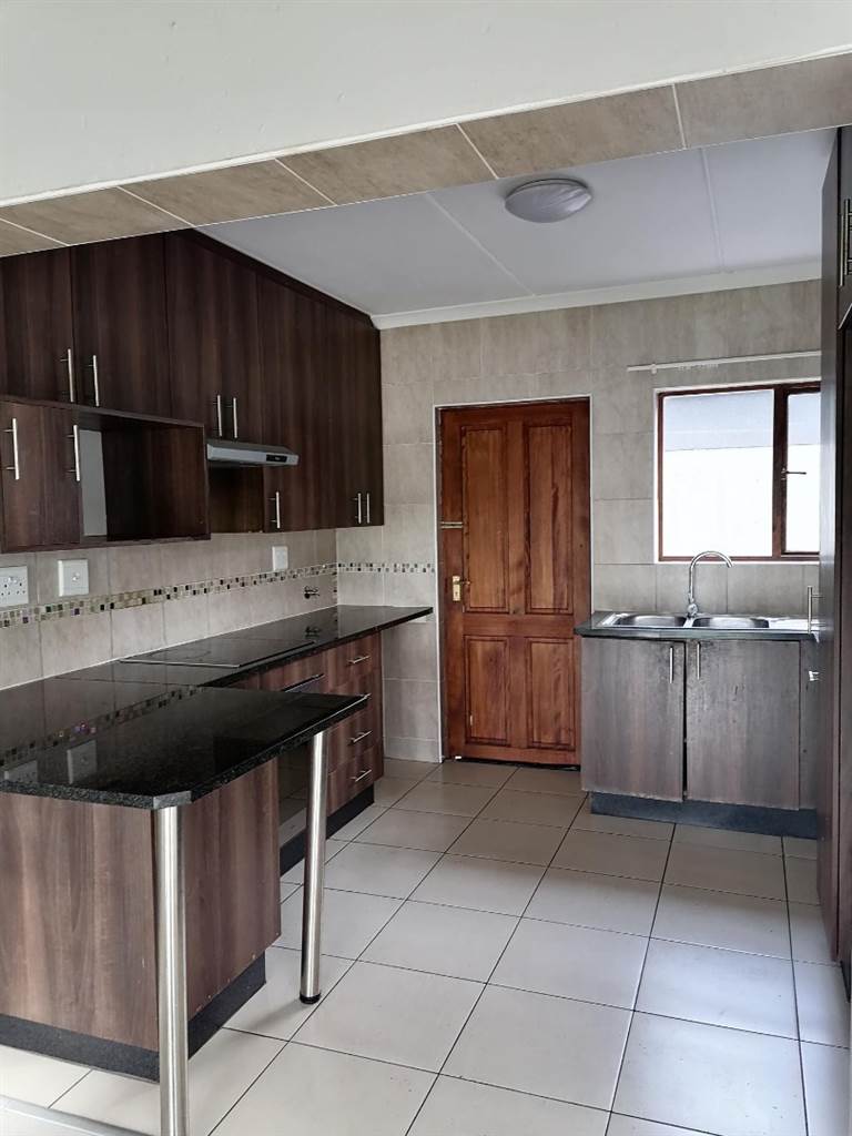 3 Bed Townhouse in Helderwyk photo number 8