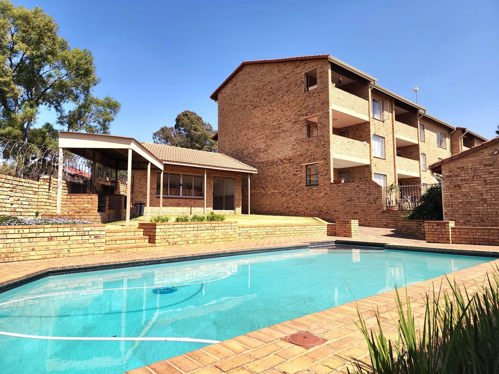 3 Bed Apartment in Sundowner photo number 1