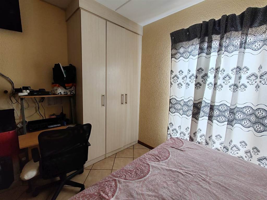 2 Bed Apartment in Olievenhoutbosch photo number 7