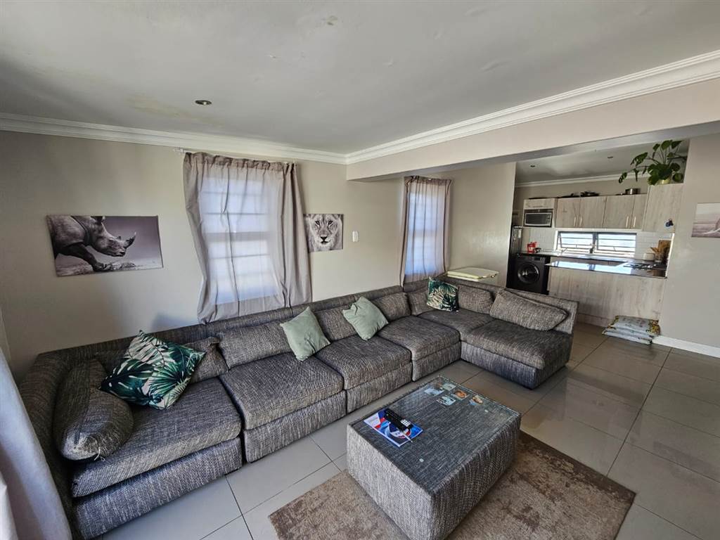 2 Bed Townhouse in Parsons Vlei photo number 3