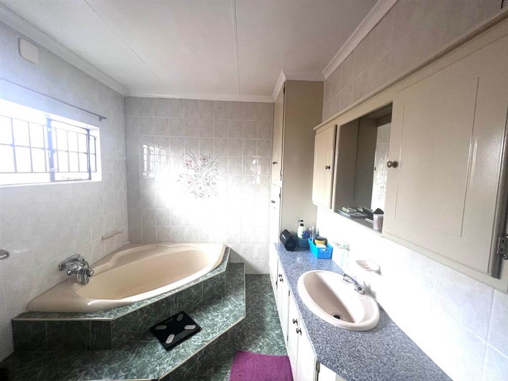 3 Bed House in Lenasia South photo number 21