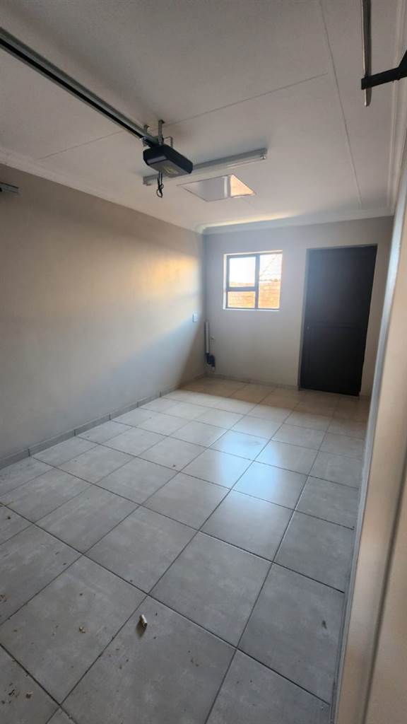 2 Bed Townhouse in Secunda photo number 7