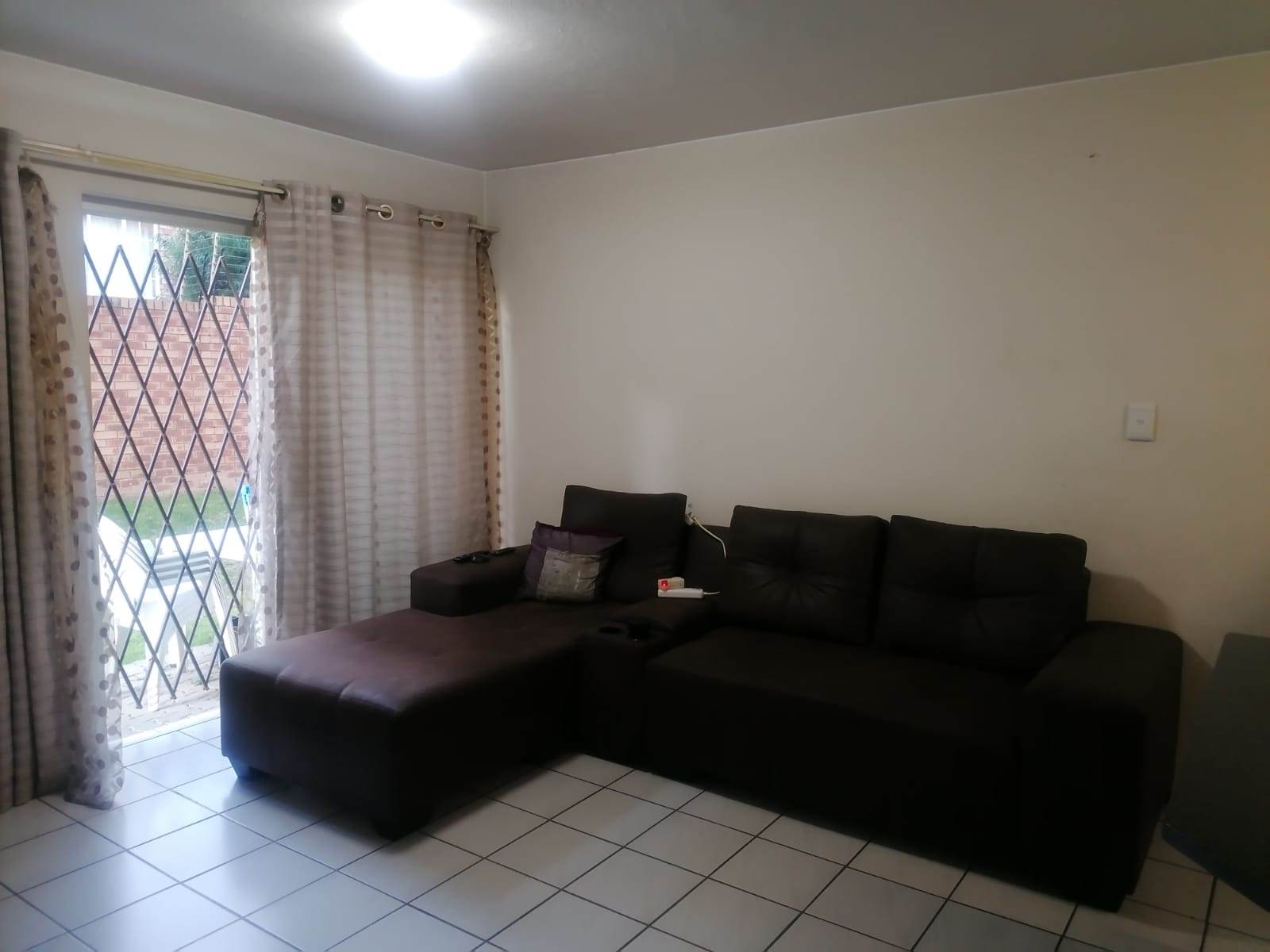 2 Bed Flat in Rooihuiskraal North photo number 4