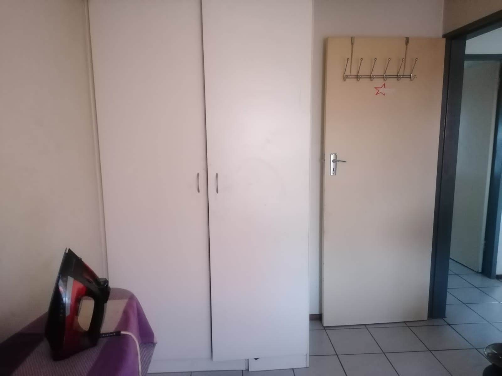 2 Bed Flat in Rooihuiskraal North photo number 8