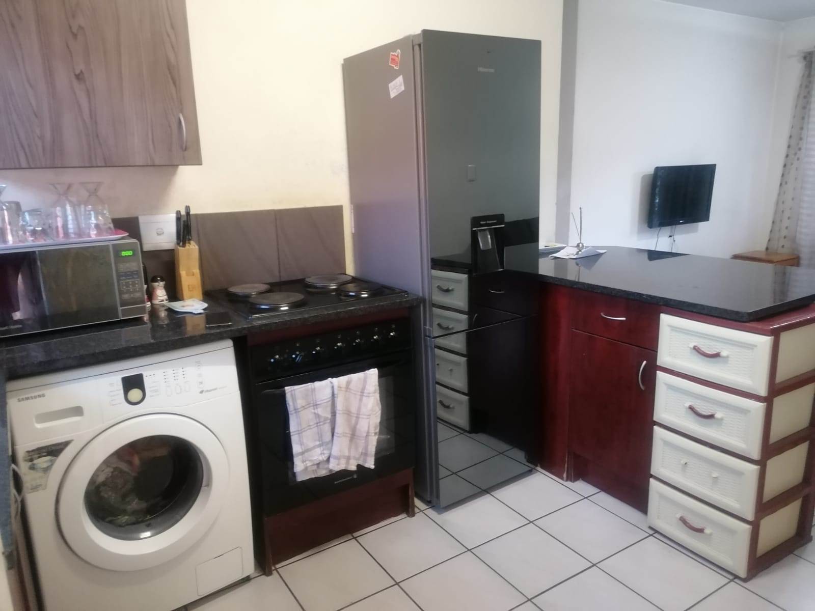 2 Bed Flat in Rooihuiskraal North photo number 2