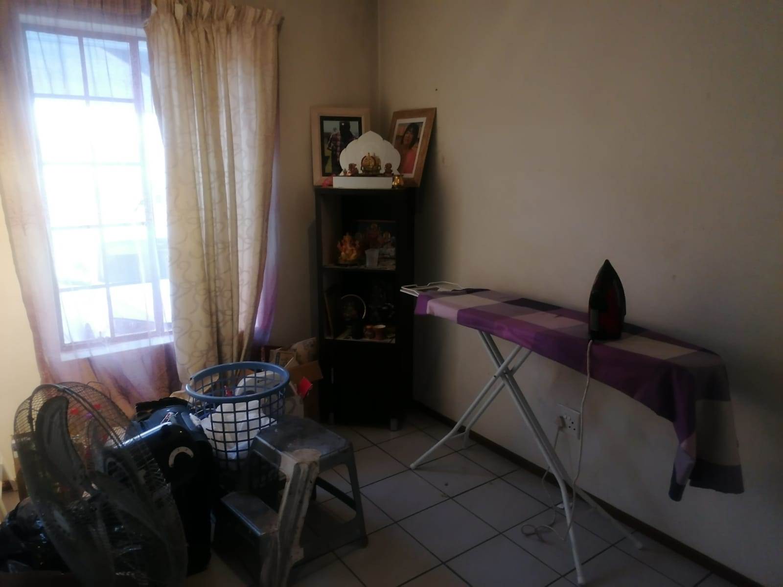 2 Bed Flat in Rooihuiskraal North photo number 10