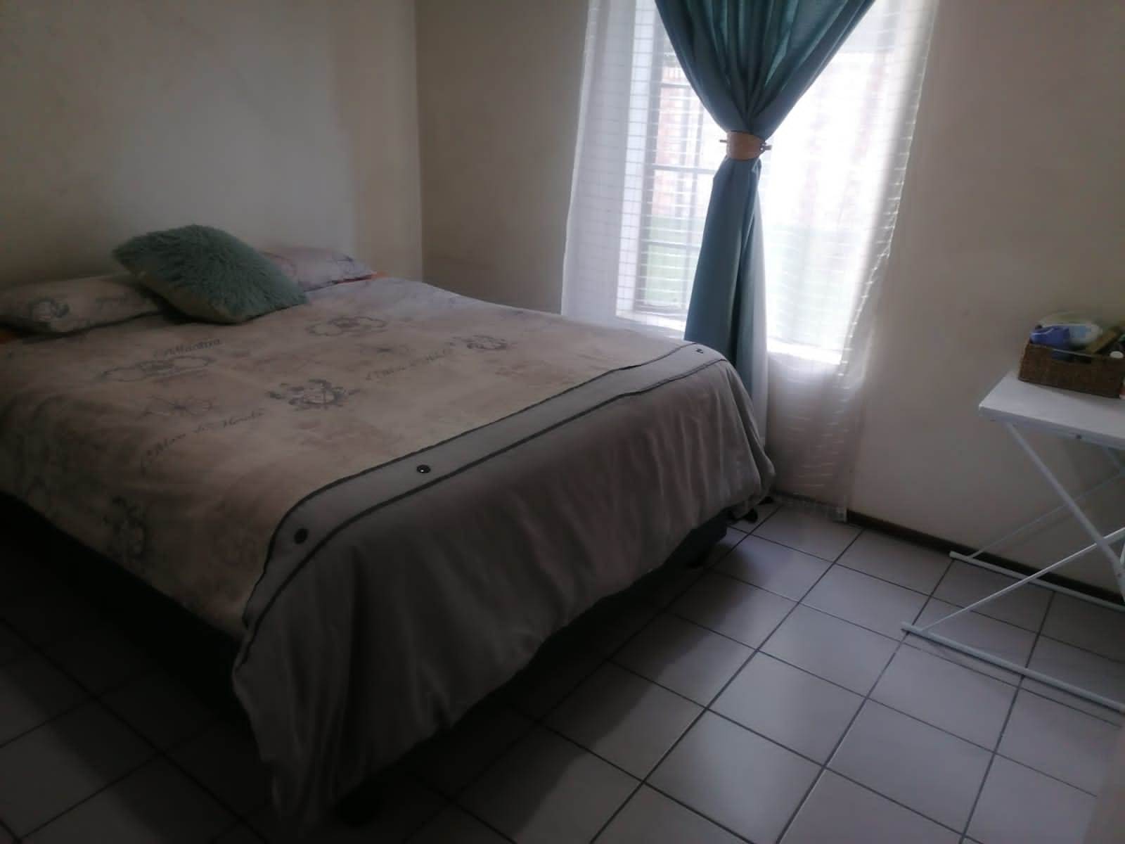 2 Bed Flat in Rooihuiskraal North photo number 9
