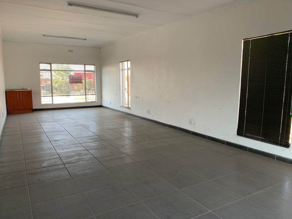 80  m² Commercial space in Del Judor photo number 2