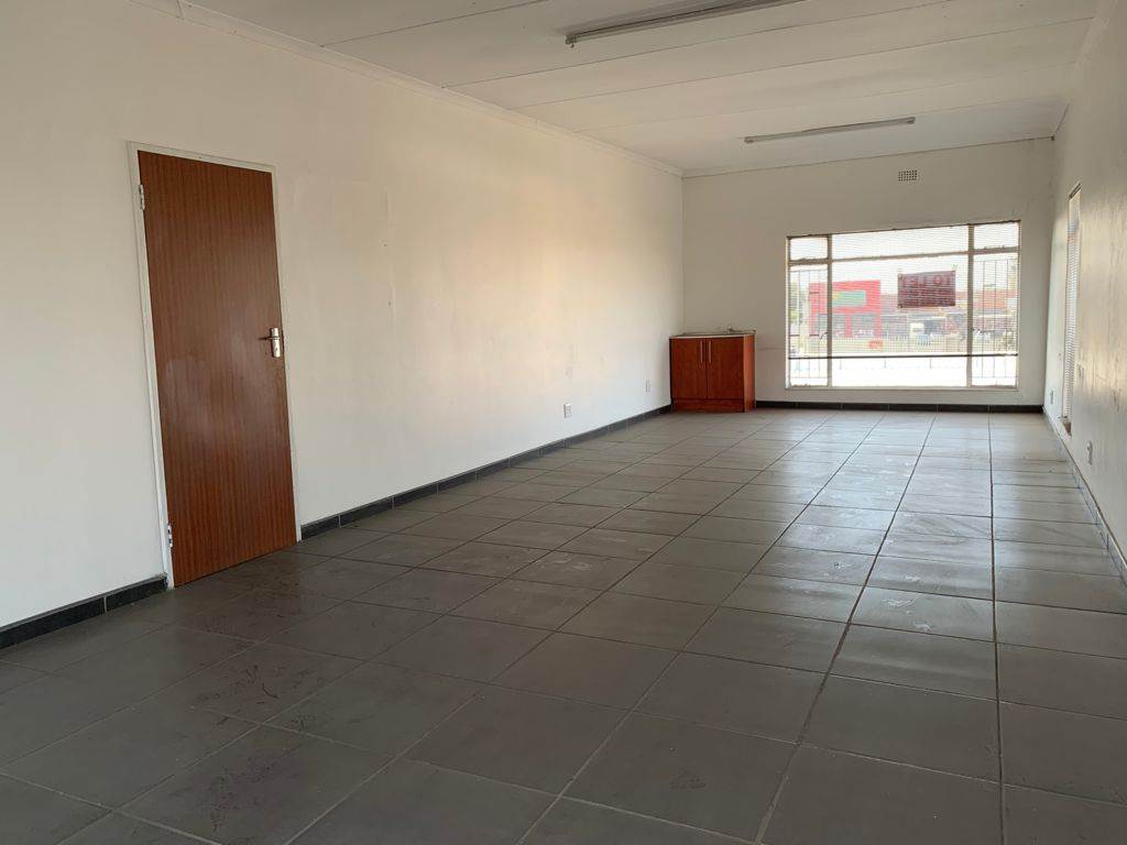 80  m² Commercial space in Del Judor photo number 3