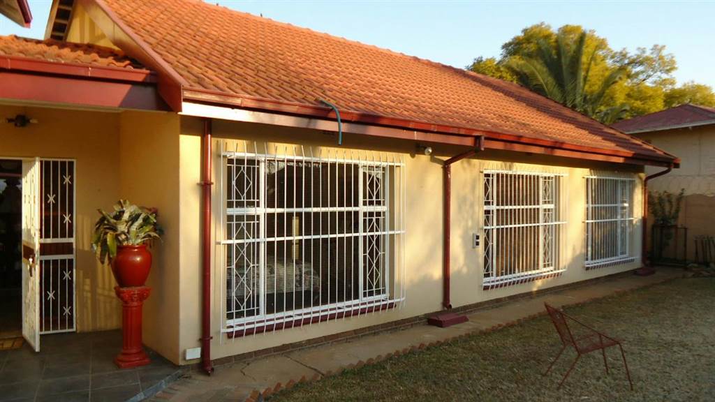5 Bed House in Brakpan Central photo number 2