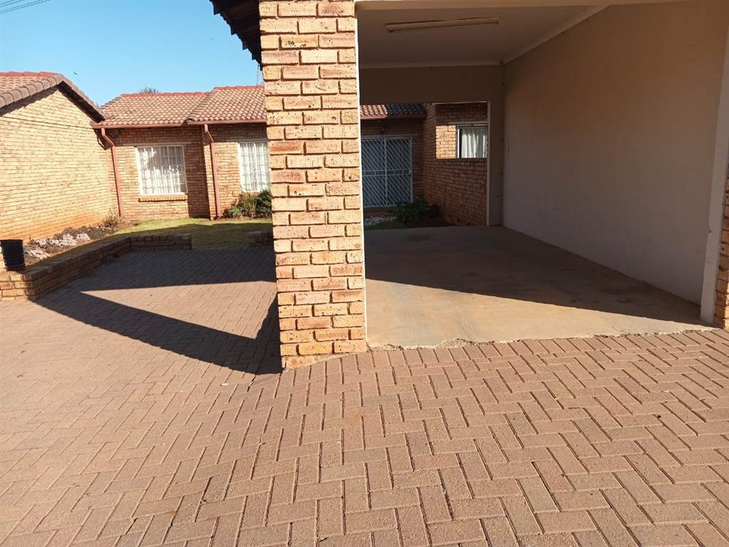 3 Bed Townhouse in Witpoortjie photo number 3