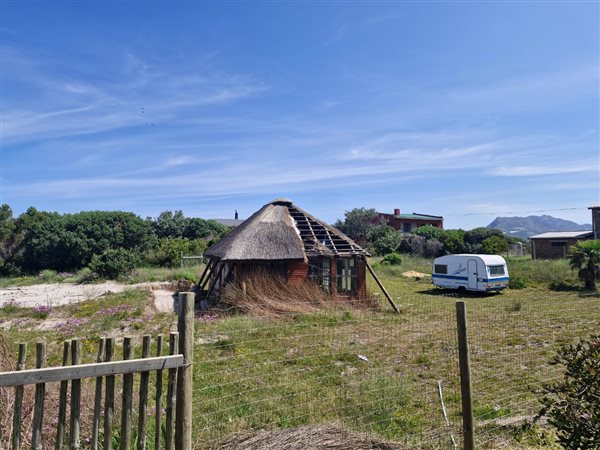 1 678 m² Land