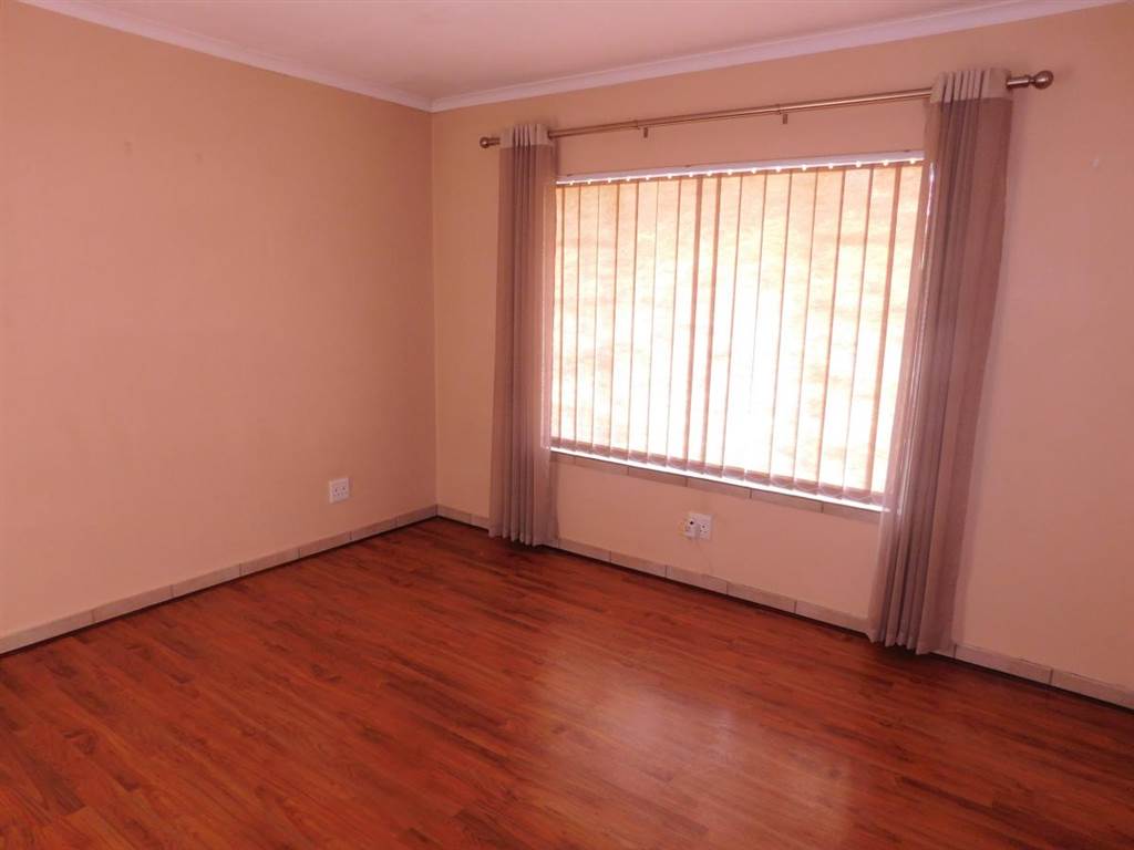 3 Bed Townhouse in Moreleta Park photo number 11