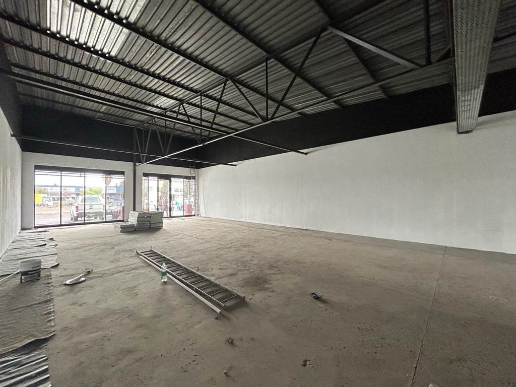200  m² Retail Space in Brackenfell Central photo number 3