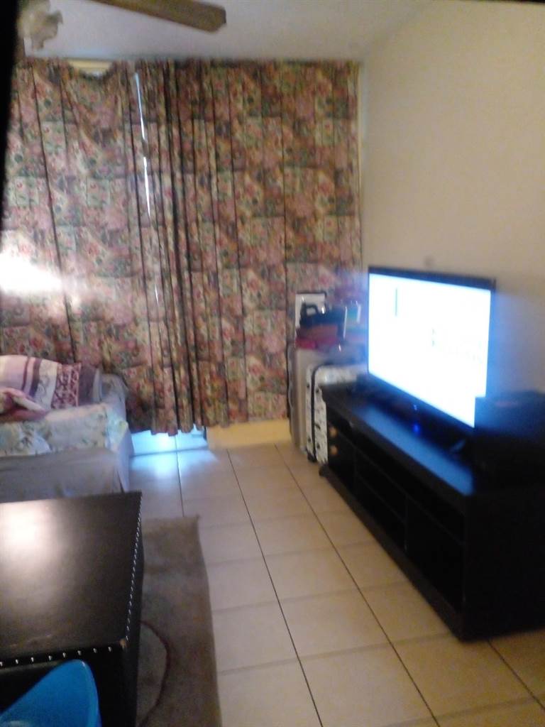 1.5 Bed Apartment in Pretoria West photo number 3