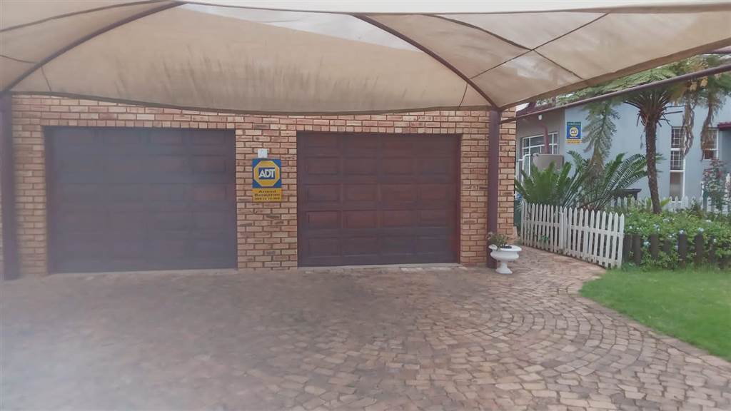 6 Bed House in Krugersdorp West photo number 2