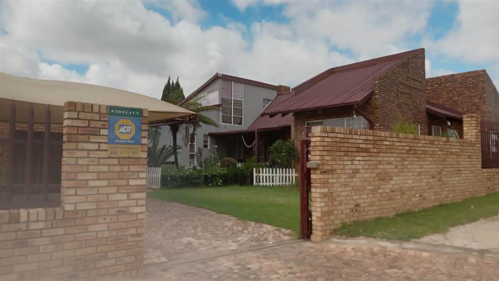 6 Bed House in Krugersdorp West photo number 1