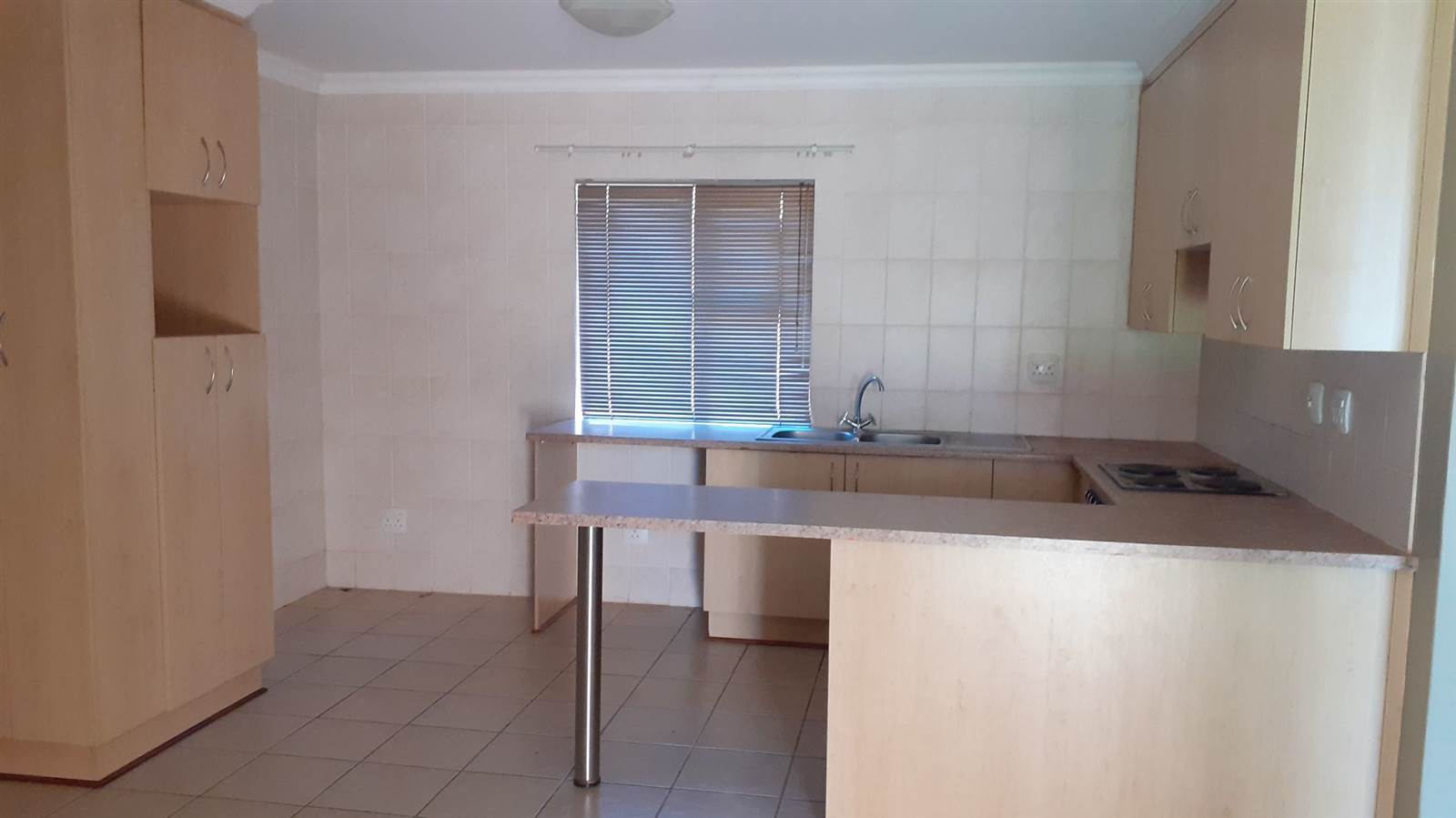 2 Bed Apartment in Spitskop photo number 5