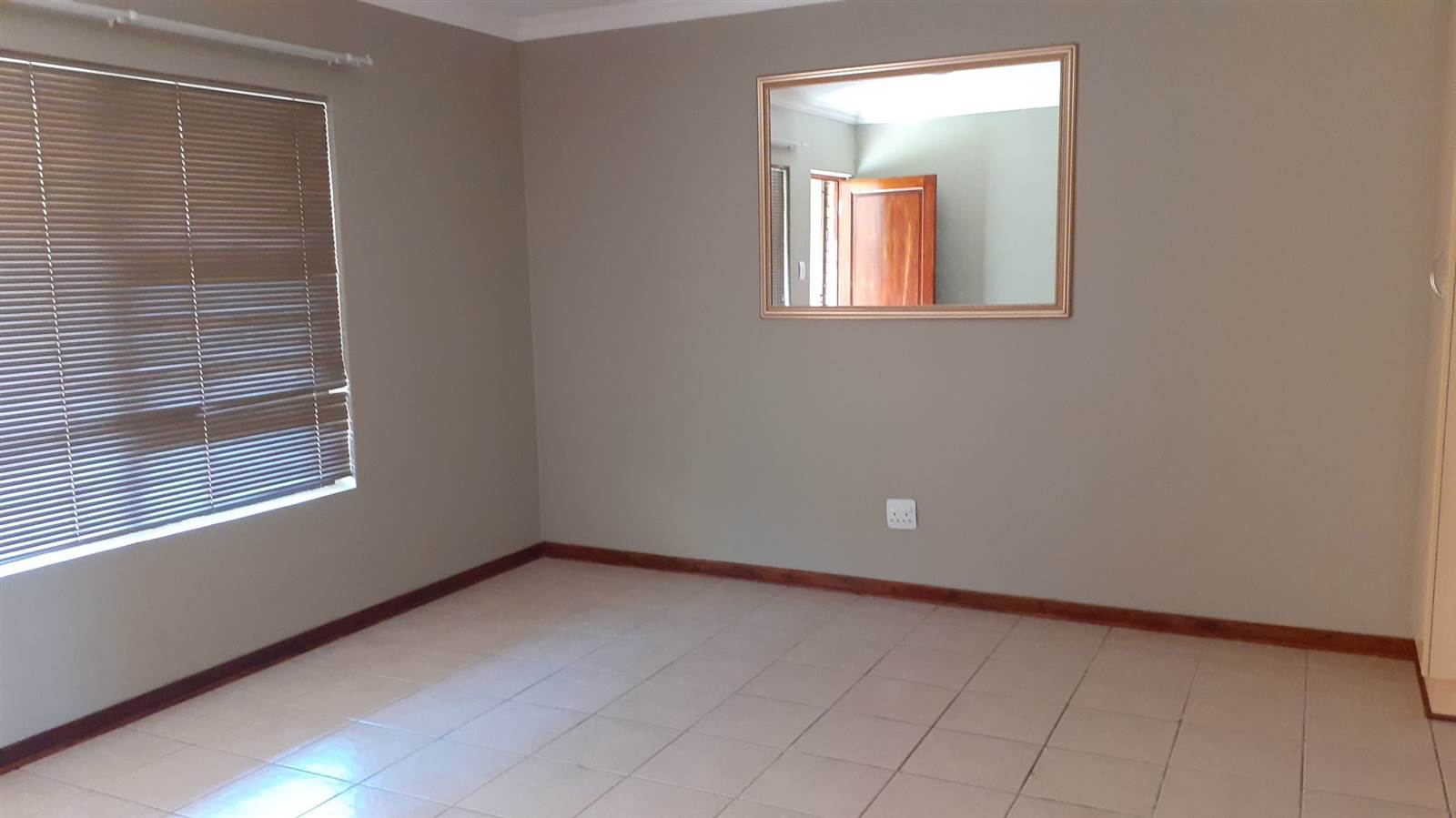 2 Bed Apartment in Spitskop photo number 8