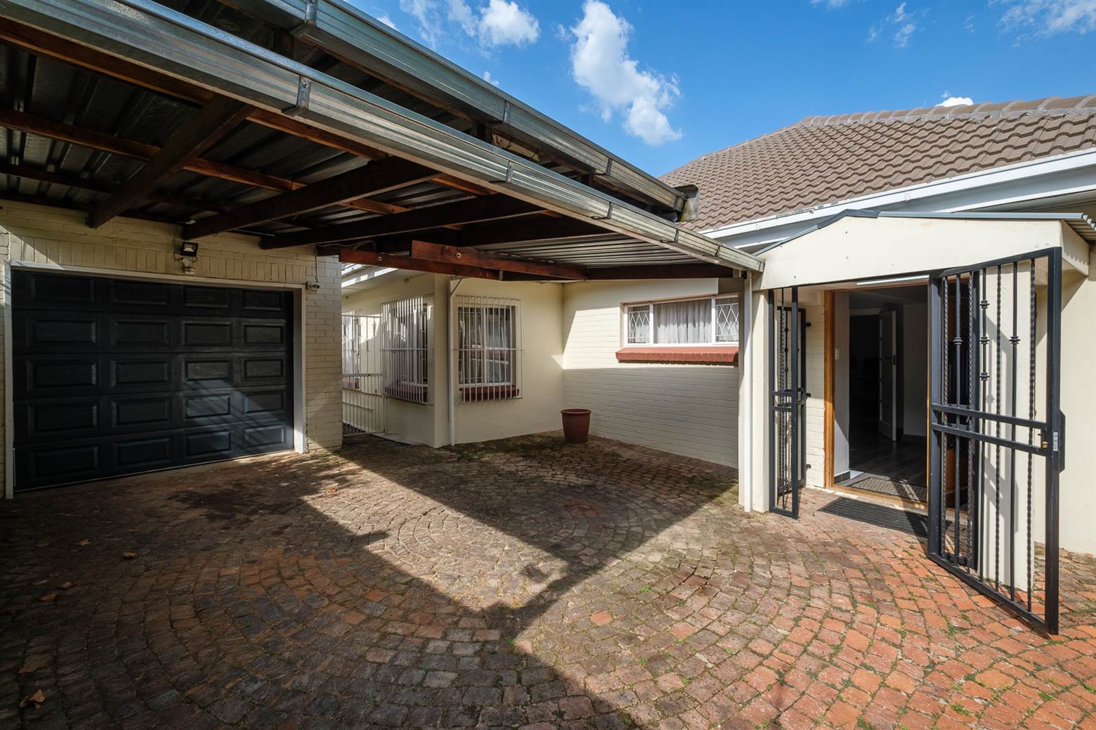 4 Bed House in Northcliff photo number 27