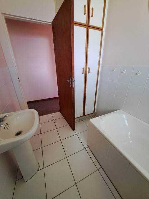 2 Bed House in Bredasdorp photo number 15