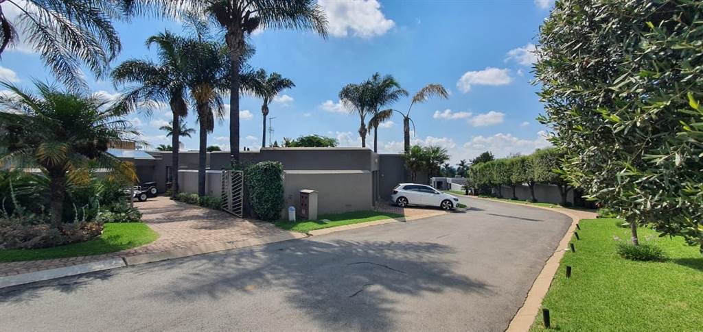 3 Bed Townhouse in Randpark Ridge photo number 1