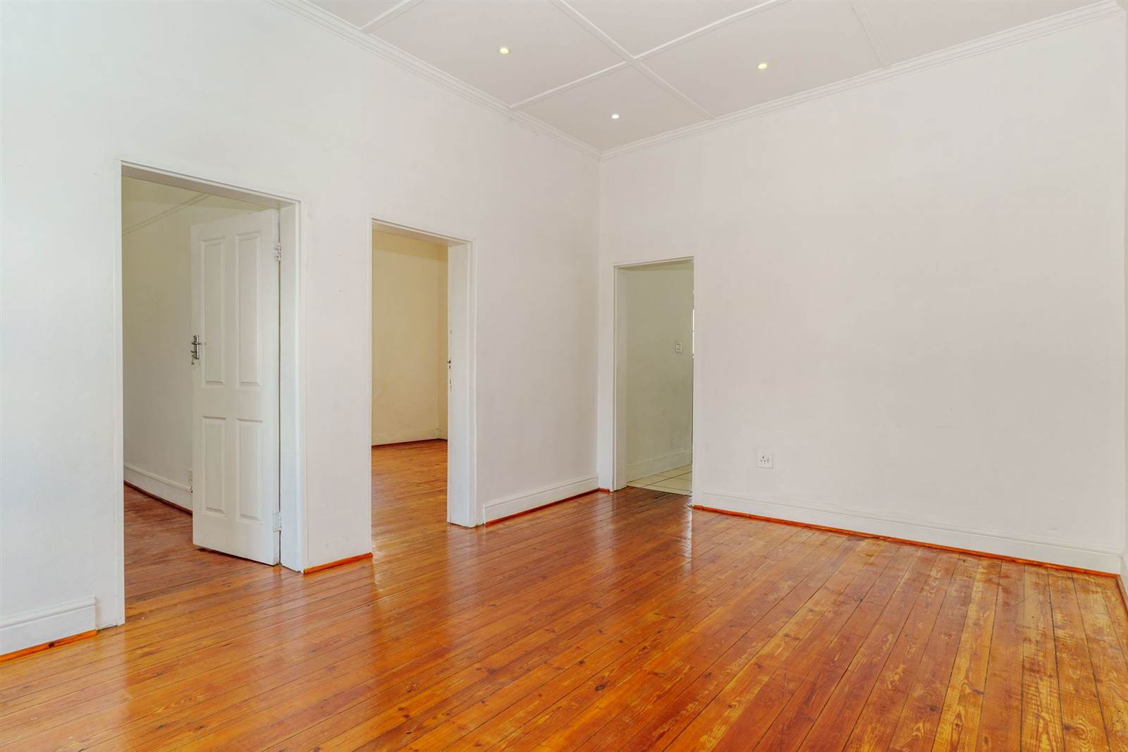3 Bed Apartment in Walmer Estate photo number 8